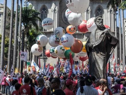 Centrais protestam contra nova lei trabalhista; CUT diverge e faz ato separado em Brasília