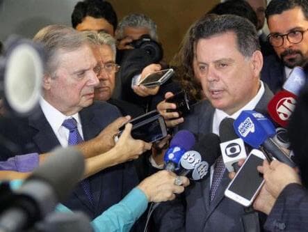 Tasso oficializa disputa ao comando do PSDB e enfrentará Marconi, aliado de Aécio