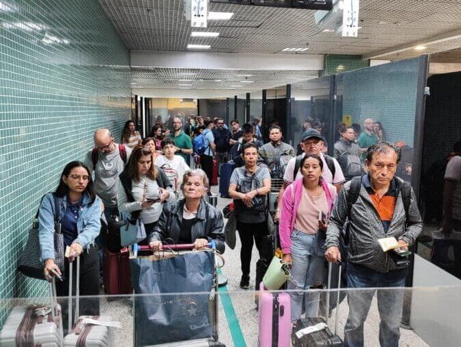 Em greve, auditores da Receita Federal fazem ação em aeroportos