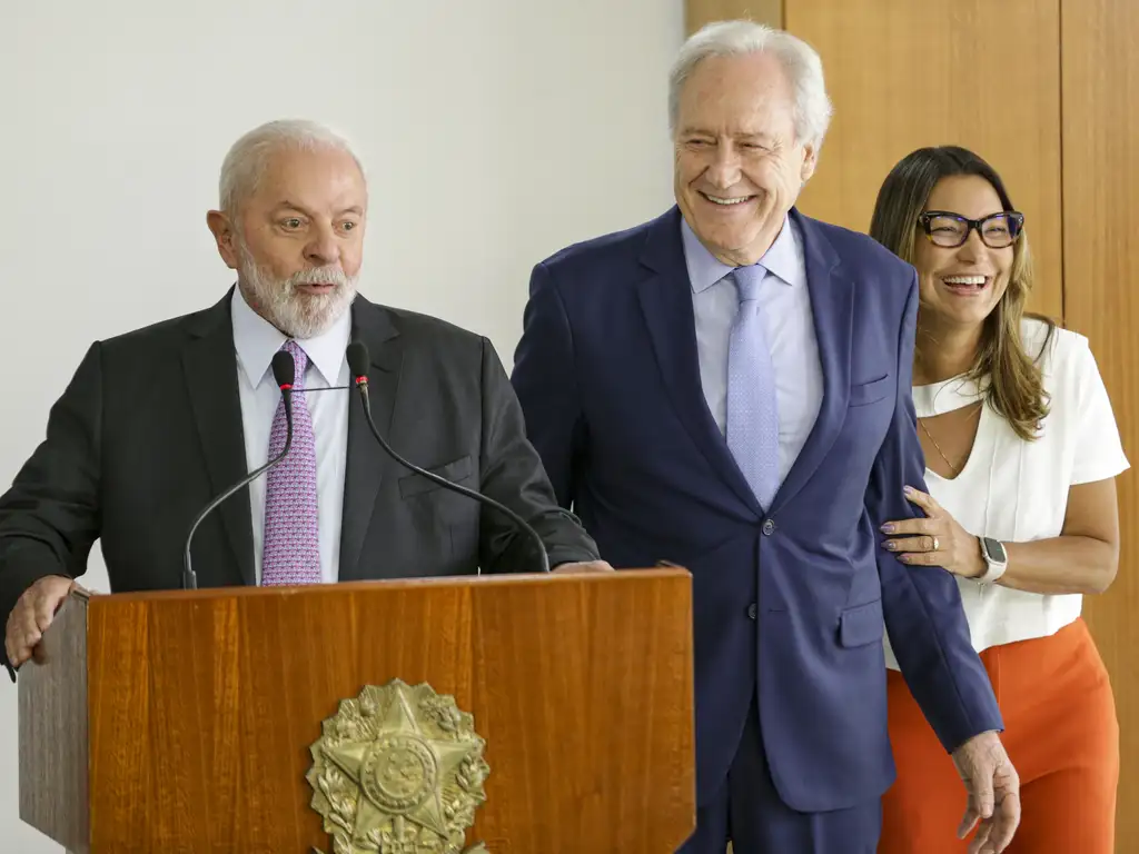 Lula anuncia Lewandowski como substituto de Dino no Ministério da Justiça