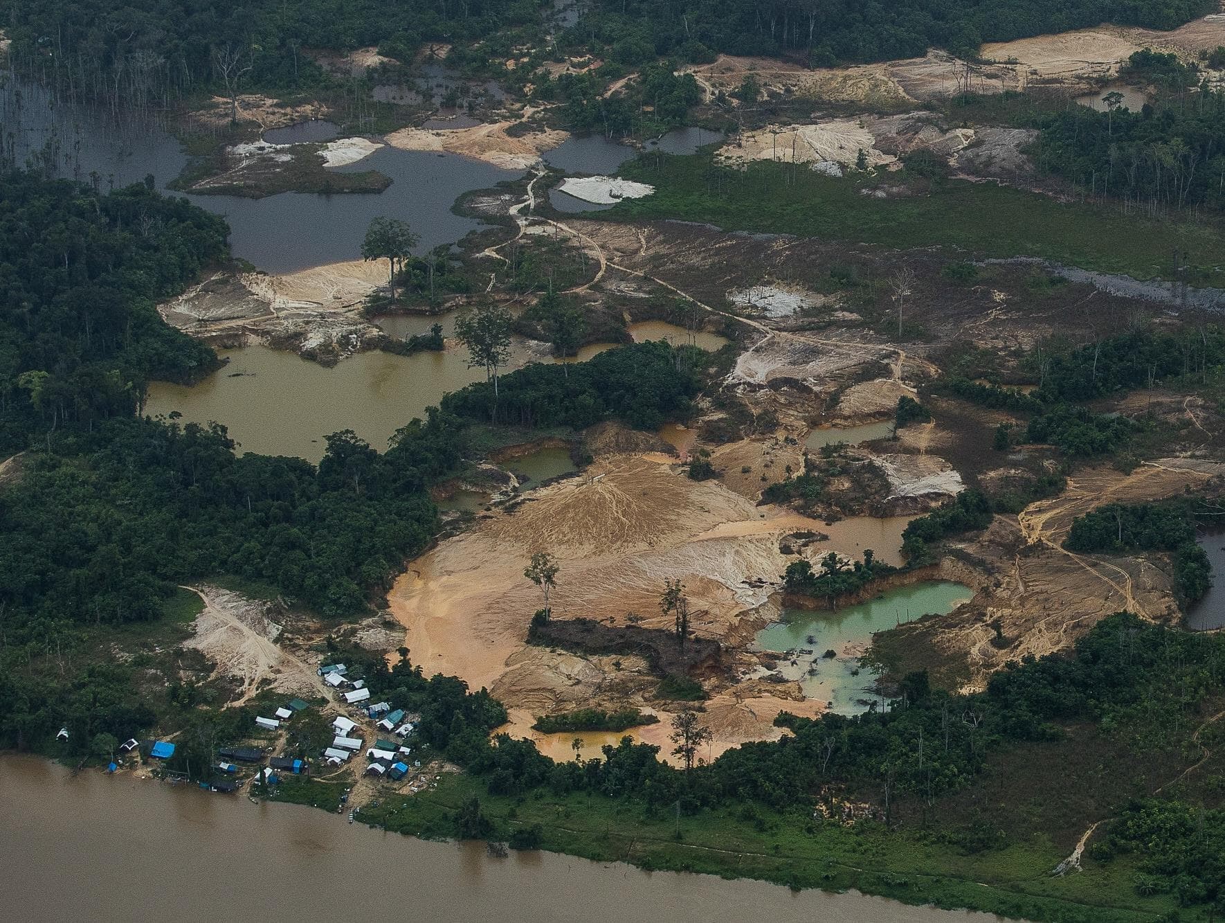 Governo anuncia cerco permanente ao garimpo em terra Yanomami