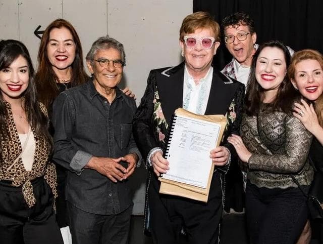 Ayres Britto entrega a Elton John acórdão que legalizou união homoafetiva no Brasil