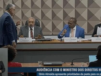 Girão tenta presentear Silvio Almeida com réplica de feto; ministro repudia e chama ação de "escárnio"