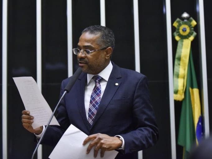 Deputado bispo da Universal usou dinheiro público para asfaltar fazenda ligada à igreja