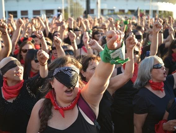 Remando contra a maré: Se 1/3 da Câmara dos Deputados está contra as mulheres, quem estará a favor?