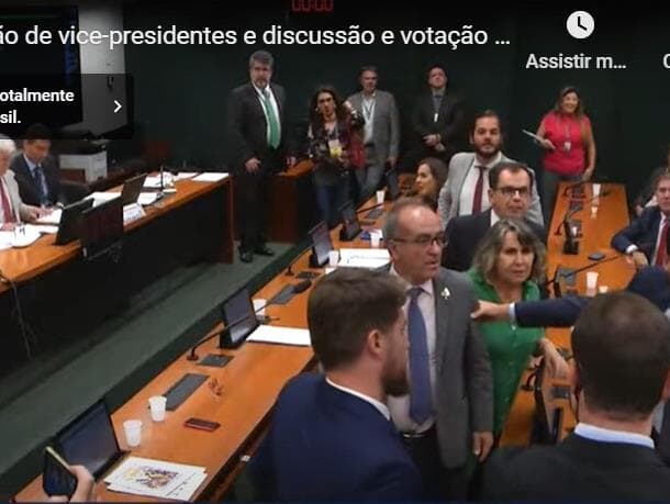 Eduardo Bolsonaro parte para cima de deputado: "Facada teu c*", diz