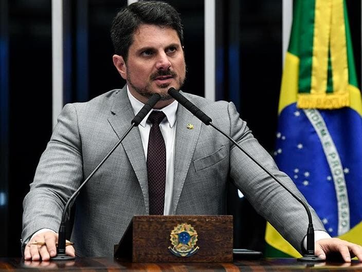 Senador Marcos Do Val diz que Bolsonaro tentou coagi-lo a dar golpe e anuncia afastamento