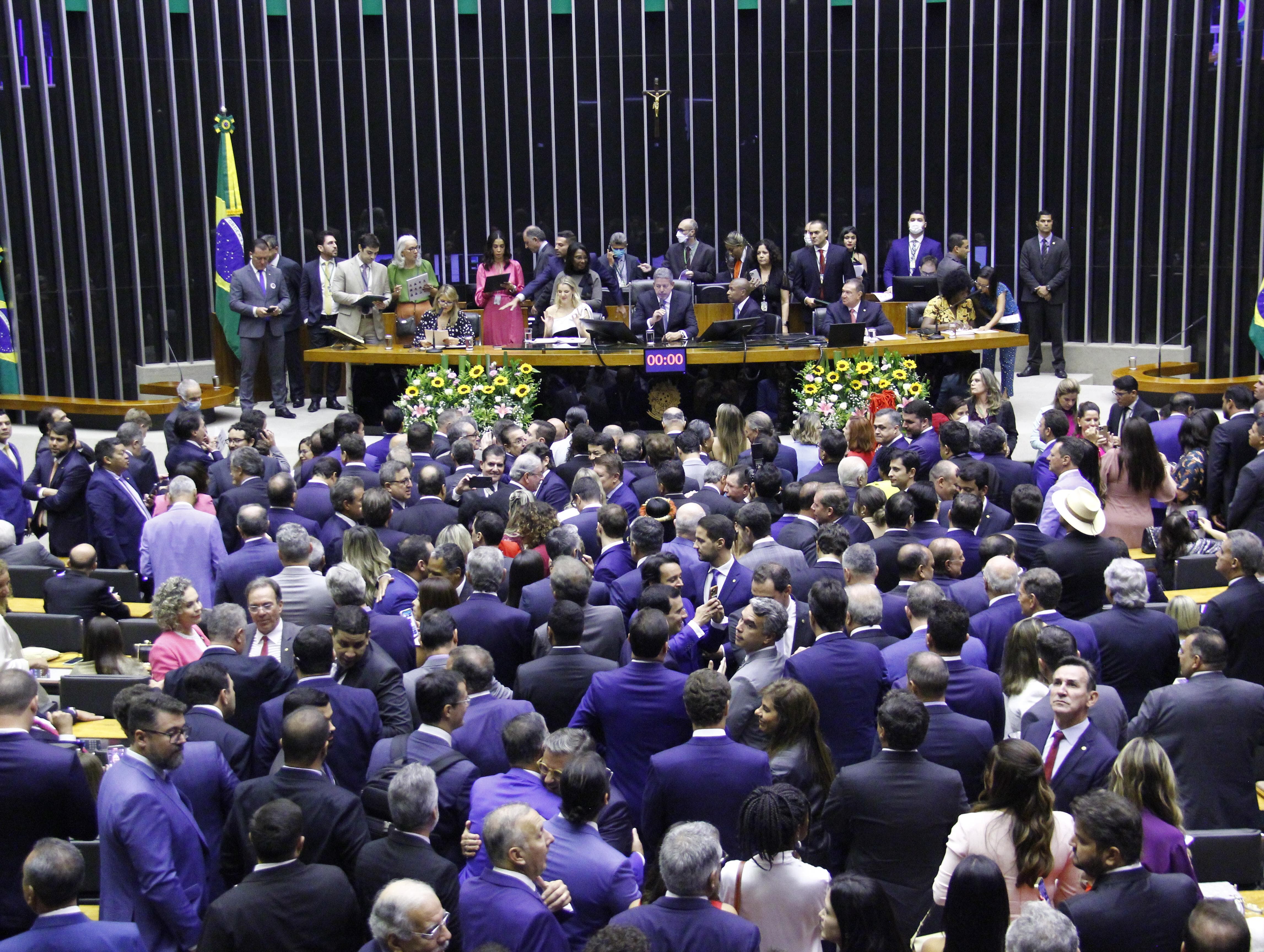 Deputados tomam posse e marcam início da nova legislatura