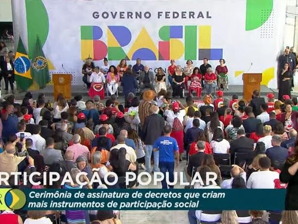 Lula assina decretos que visam a aumentar participação popular