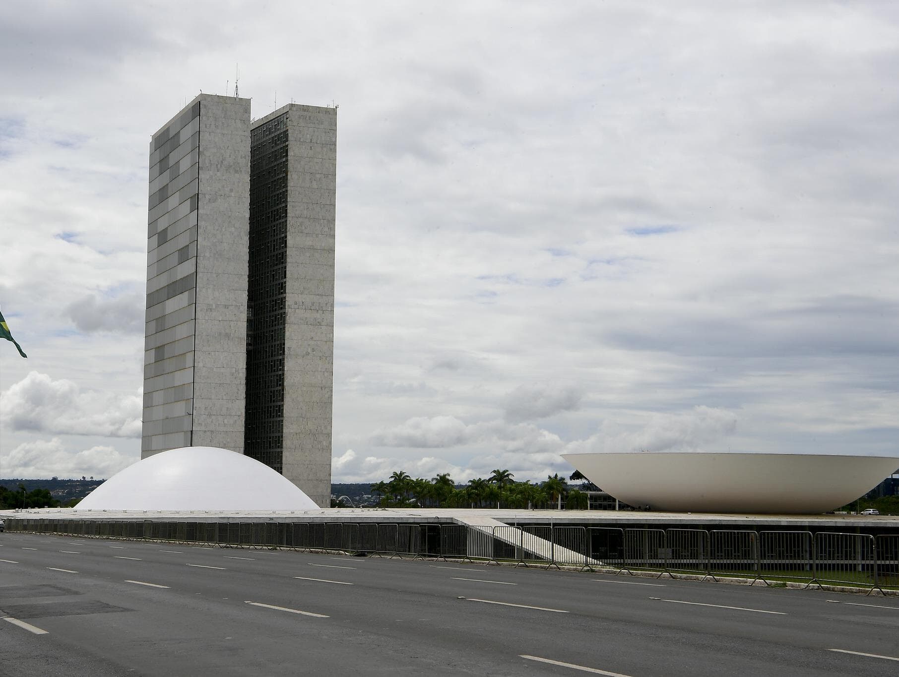 Congresso retorna com 27 MPs e 24 vetos para votar