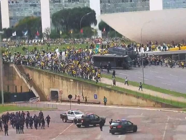 Imagens do STF mostram despreparo da PM para impedir invasão de golpistas