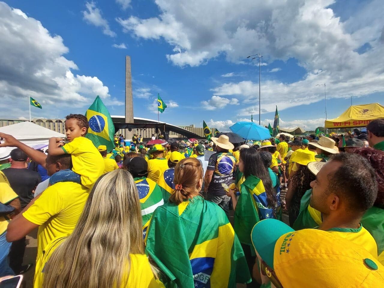 Prece contra o comunismo e spray de pimenta: veja como é o acampamento golpista