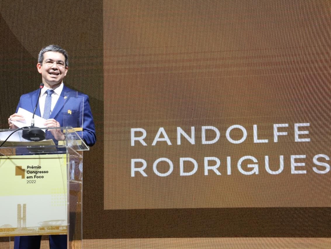 Randolfe é o melhor senador, na escolha dos jornalistas