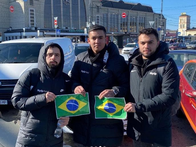 Brasileiro abandonado pelo time em Kiev escapa da Ucrânia