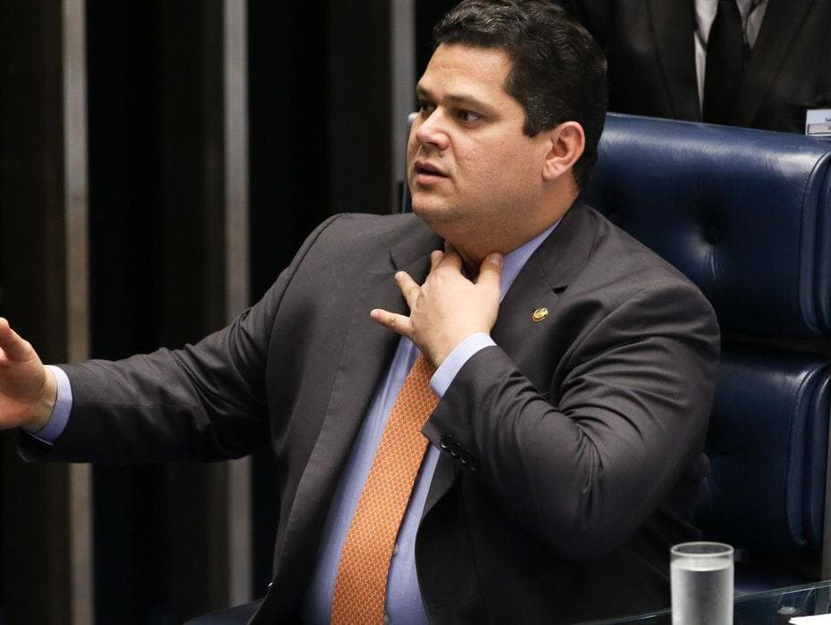 Senadores cobram Alcolumbre data para a sabatina de André Mendonça