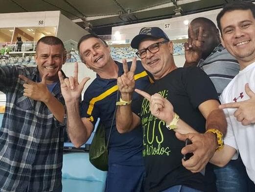 Em foto com Bolsonaro, Fabrício Queiroz diz que foi abandonado por amigos