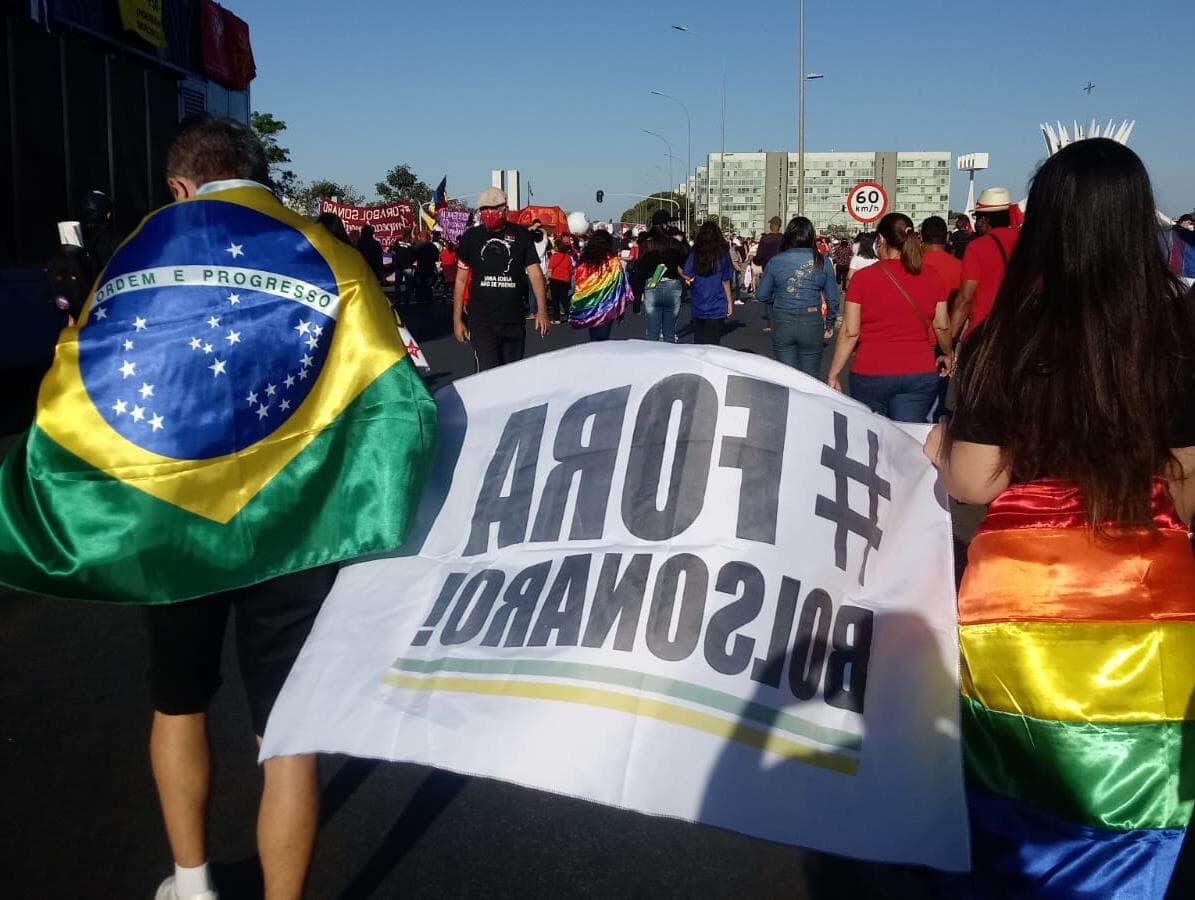 Manifestantes anti-Bolsonaro resgatam bandeira verde-amarela em Brasília