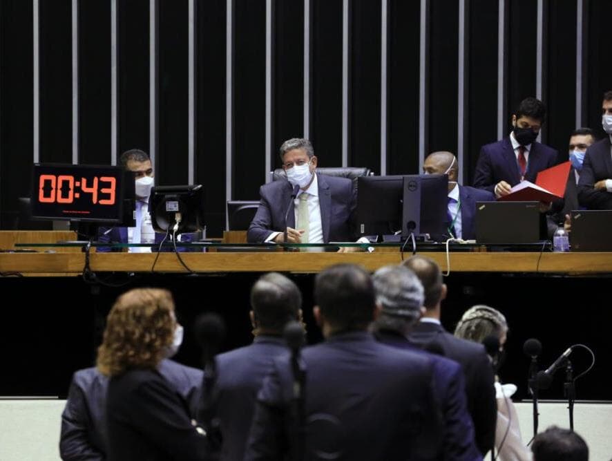 Câmara quer votar fim de supersalários antes de reforma administrativa