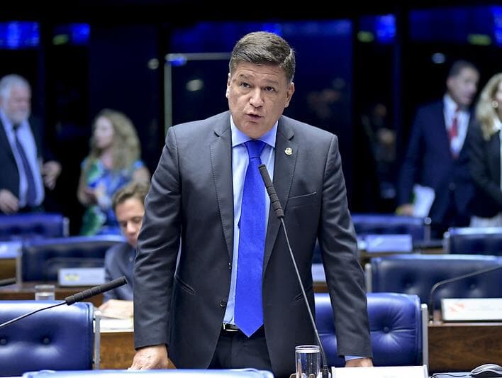 Senador Carlos Viana recebe alta após internação por covid