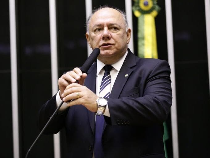 Câmara suspende votações após morte do deputado Schiavinato por covid-19