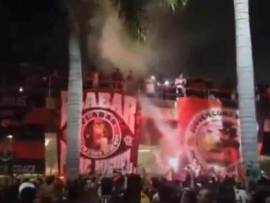 Torcedores do Flamengo ignoram pandemia e festejam em grandes aglomerações. Veja vídeos