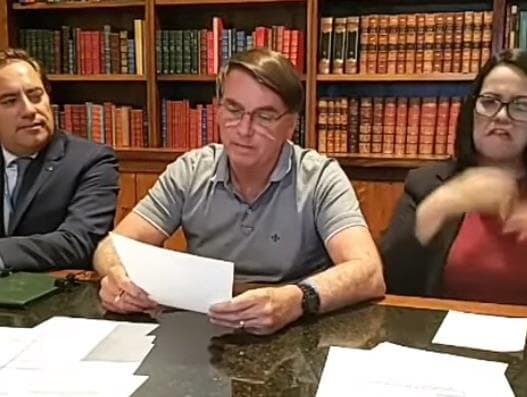 Em dia de recorde de mortes, Bolsonaro questiona o uso de máscaras