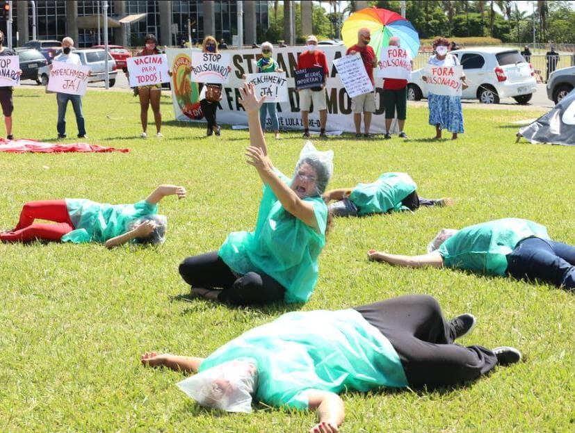 Ato pró-impeachment tem banho de leite condensado e pacientes sufocados