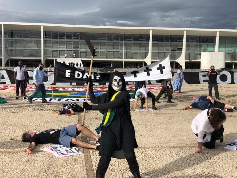 Brasília tem ato por impeachment de Bolsonaro em frente ao Planalto