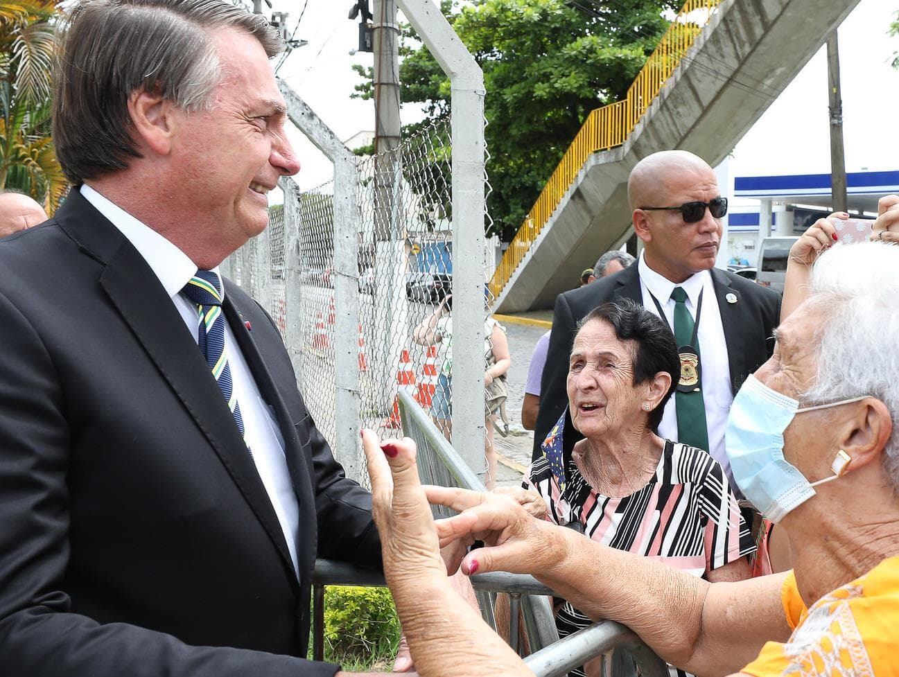 Planalto impõe sigilo de cem anos a cartão de vacinação de Bolsonaro