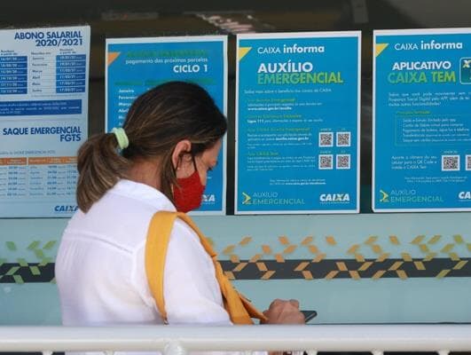 Auxílio: governo penaliza mais carentes ao liberar parte dos saques só em janeiro