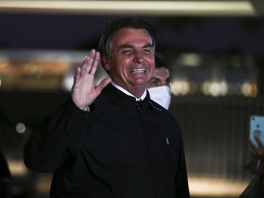 Em aproximação com o Nordeste, Bolsonaro homenageia sanfoneiro e curte "marginal influencer"