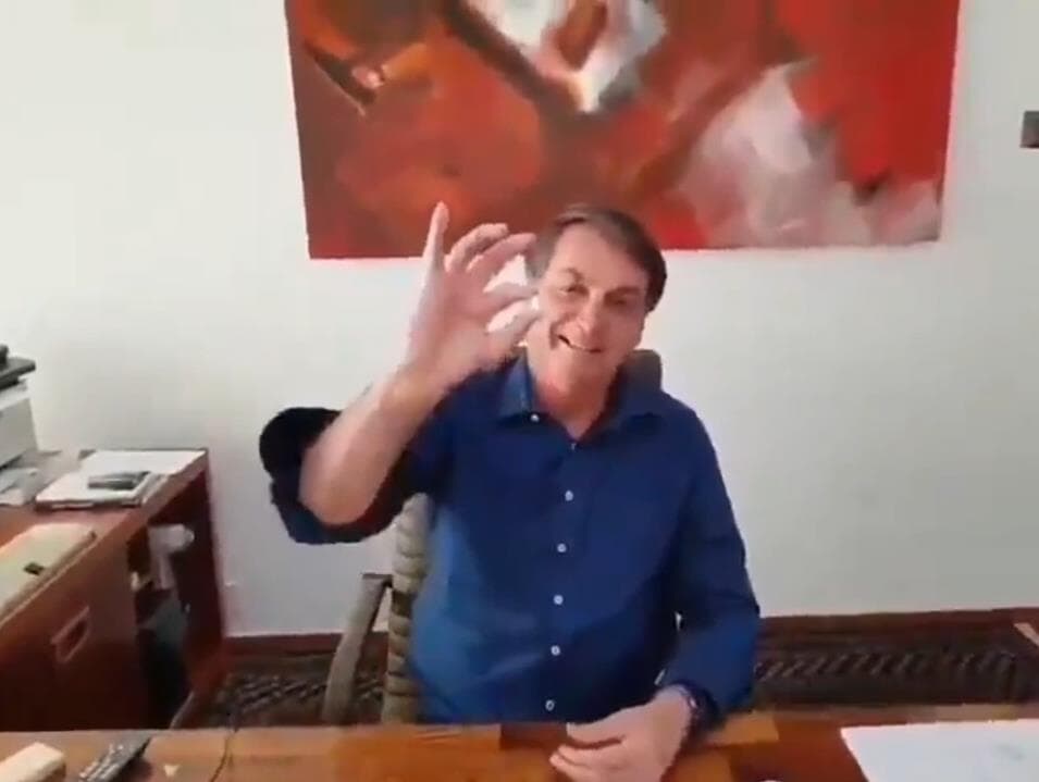 Bolsonaro toma cloroquina e faz vídeo em defesa do remédio barrado pela OMS