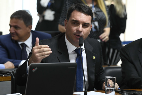 Flávio Bolsonaro diz ser vítima de campanha de difamação e alega inocência