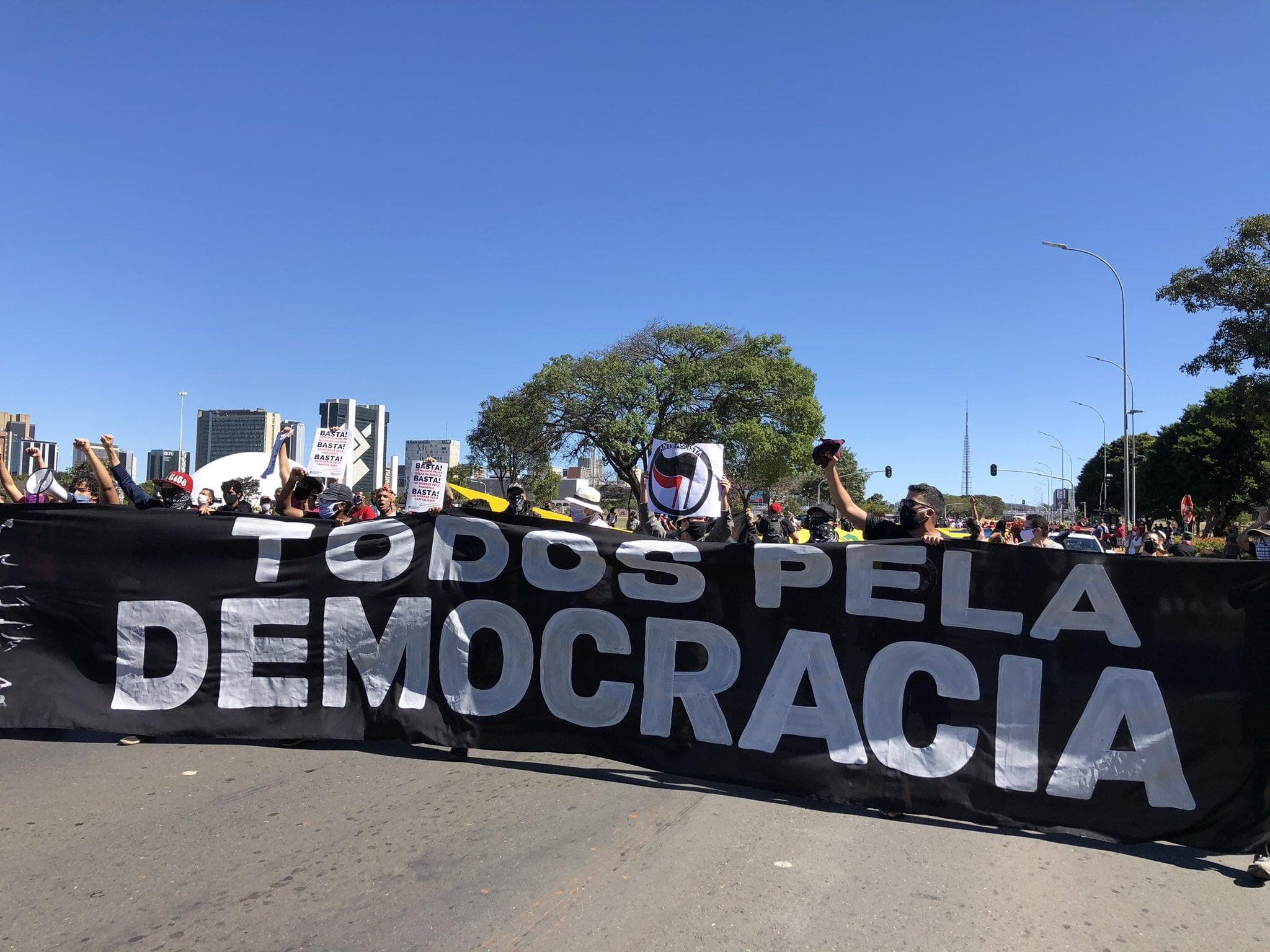 Brasília tem atos pró e contra governo em locais separados