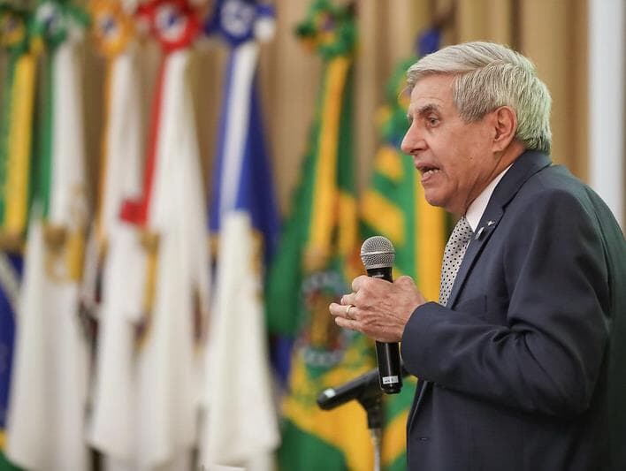 Deputados pedem impeachment de Heleno por crime de responsabilidade; leia a íntegra