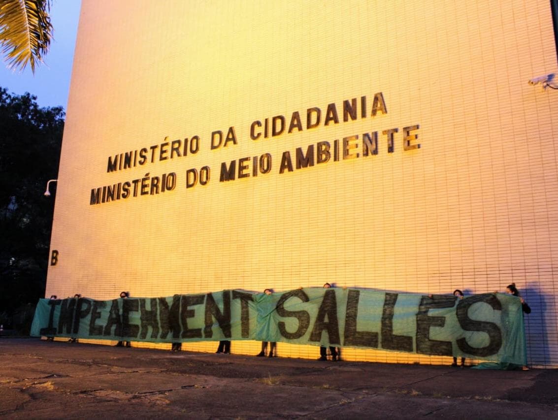 Manifestantes pedem o impeachment de Ricardo Salles em frente ao ministério