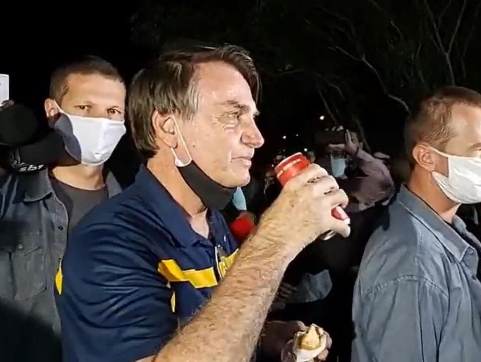 Bolsonaro sai para comer cachorro-quente e é alvo de panelaço em Brasília