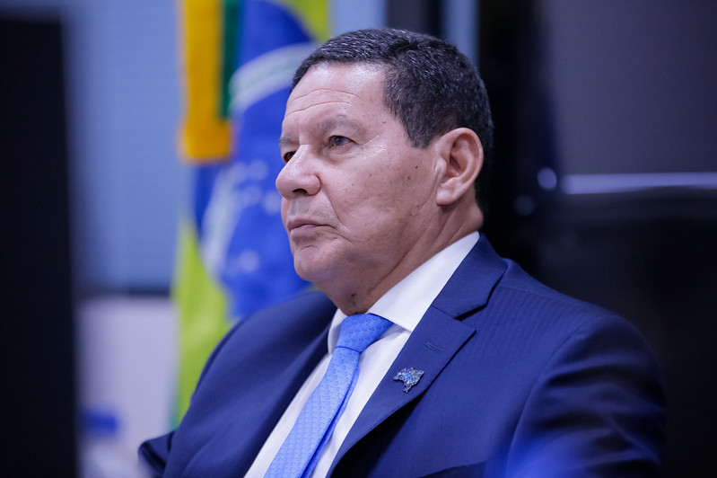 "Está faltando cada um entender o tamanho da sua cadeira", diz Mourão