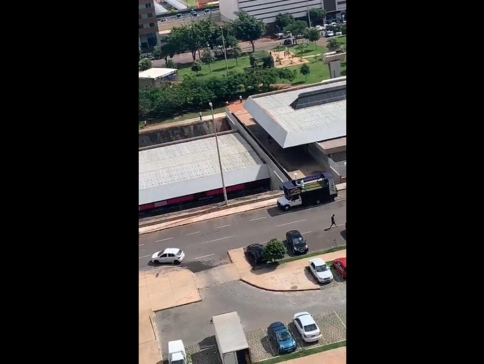 De carro de som, mulher convoca população a voltar às ruas no DF; assista