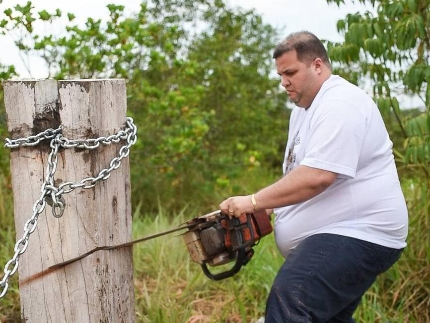 Deputado grava vídeo em que cita Bolsonaro e rompe acesso à terra indígena