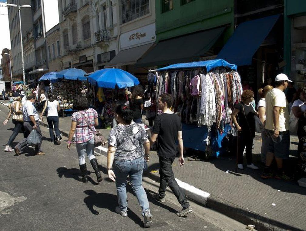 Com informalidade mais alta dos últimos quatro anos, desemprego cai