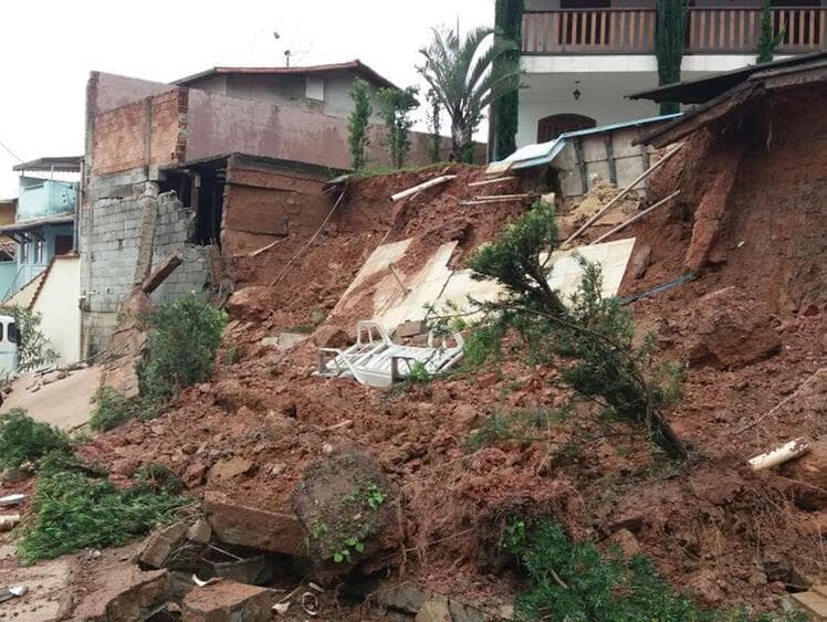 Bolsonaro irá sobrevoar Minas Gerais para avaliar estragos da chuva