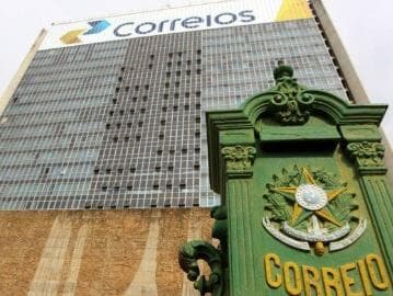 Bolsonaro diz que privatizaria Correios 'hoje', se pudesse