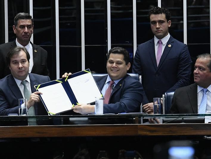 Congresso aprova projeto que reintroduz itens vetados na LDO