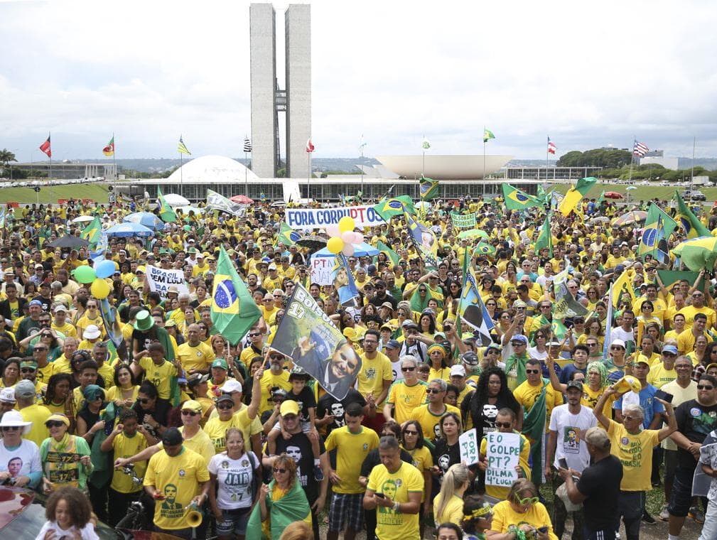 Manifestantes vão às ruas contra decisão do STF