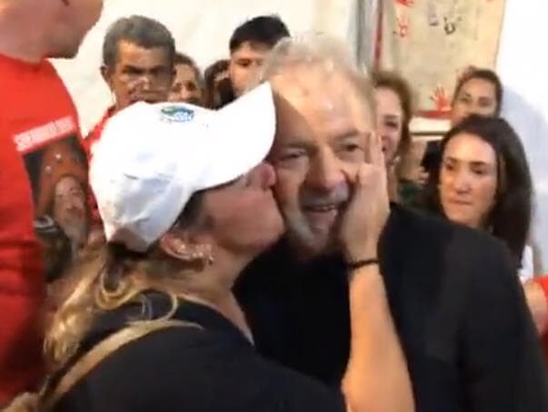 Lula deixa a prisão, ataca Moro e Bolsonaro e diz só ter amor no coração