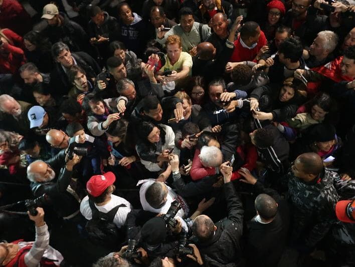 Veja como foi a saída de Lula da prisão; assista a íntegra do discurso