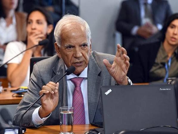 Senador Oriovisto Guimarães vai relatar PEC que congela salário de servidor