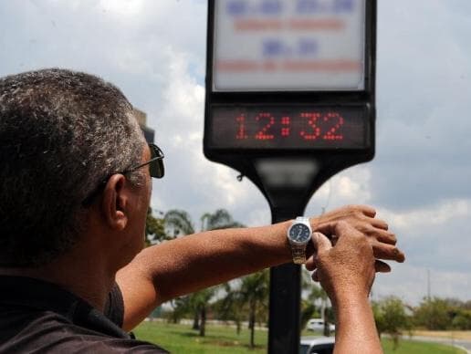 Sem horário de verão, celulares adiantaram relógio; confira a hora certa