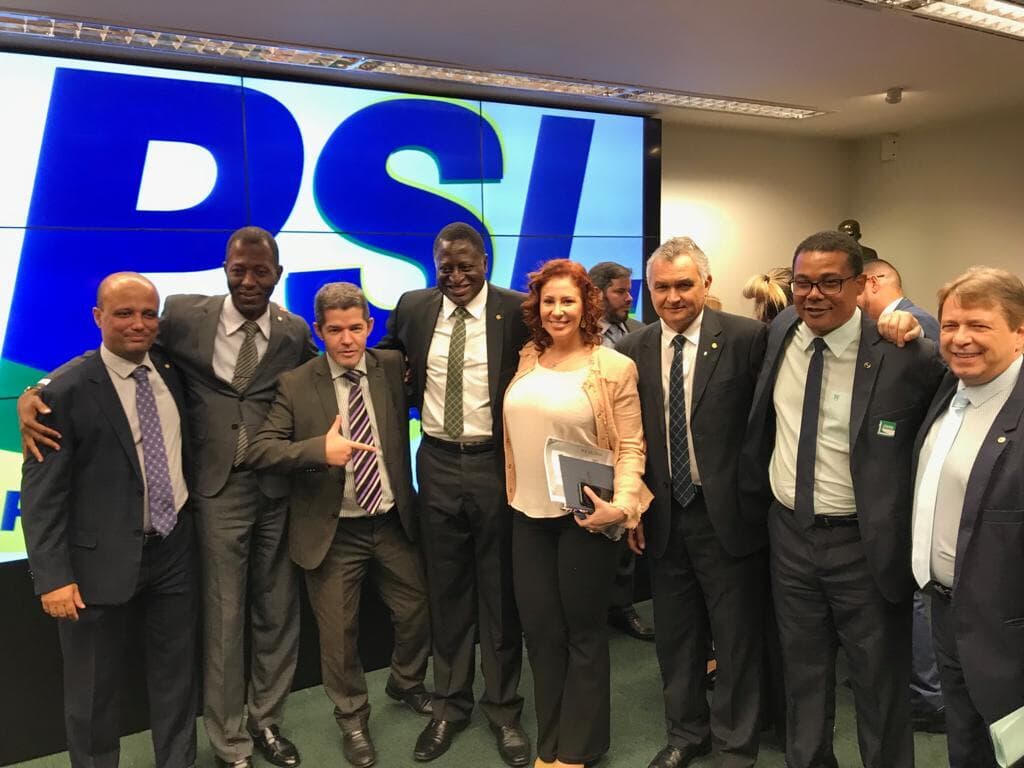 PSL decide suspender cinco deputados, dizem líderes